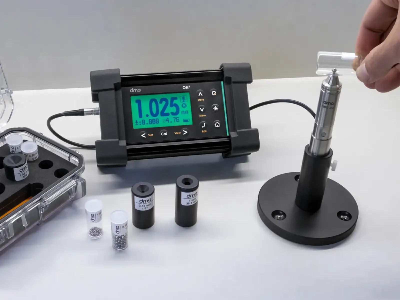 Medidor de espesores por efecto Hall dmq QB7 en su soporte de laboratorio