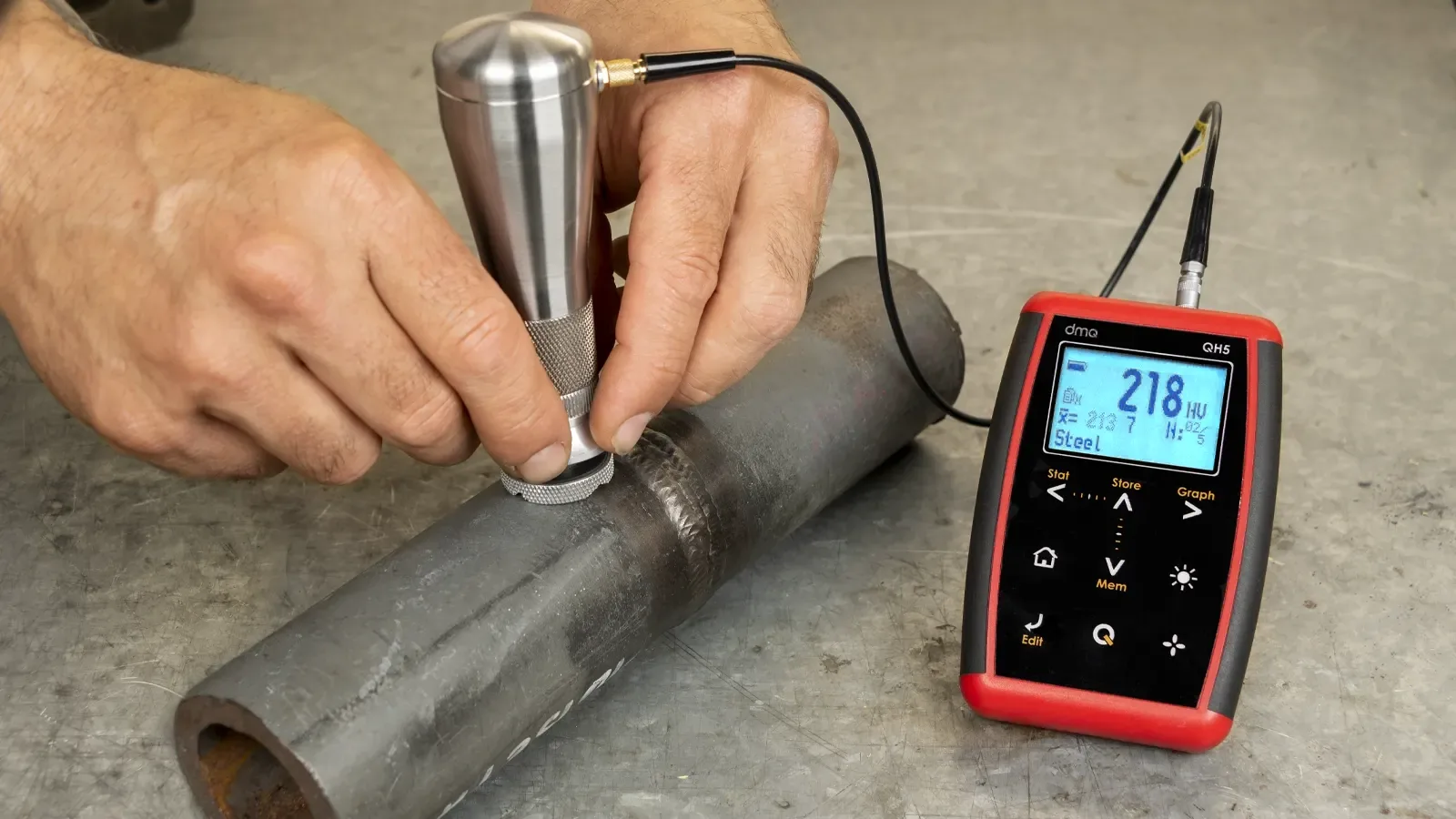 UCI hardness measurement with the probe perpendicular on a pipe